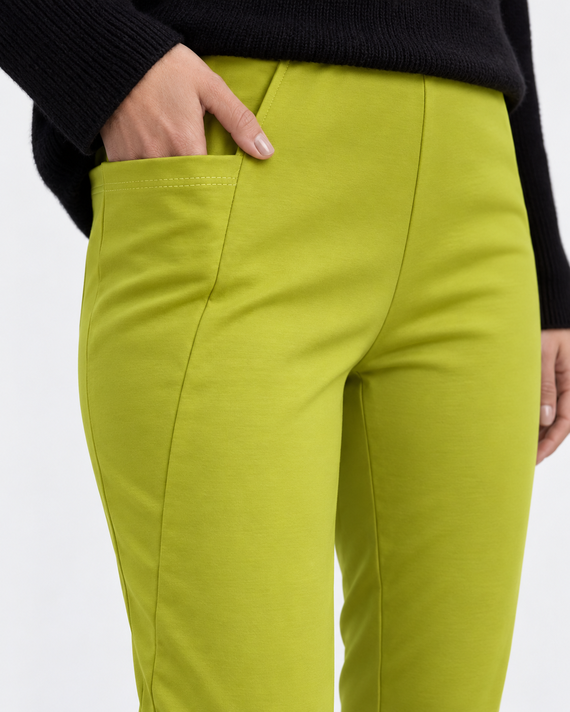 Detaliu buzunar în V la pantalonii conici verde fistic din jerse - All Above Boutique