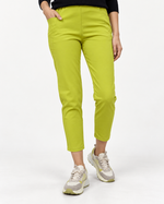 Pantaloni conici verde fistic din jerse, cu buzunare în V și talie elastică, purtați cu sneakers - All Above Boutique