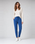 Pantaloni jogger din jerse de bumbac cu șnur, în nuanța albastru, purtați pe model, All Above Boutique