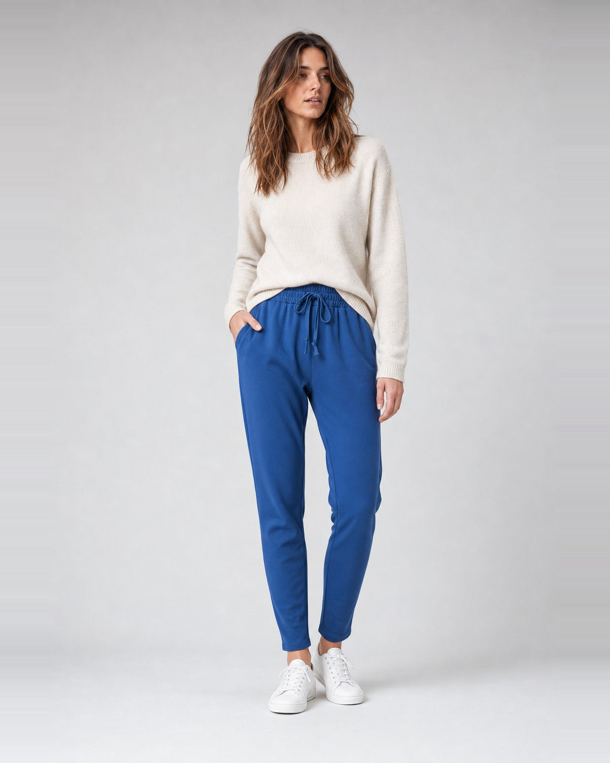 Pantaloni jogger din jerse de bumbac cu șnur, în nuanța albastru, purtați pe model, All Above Boutique