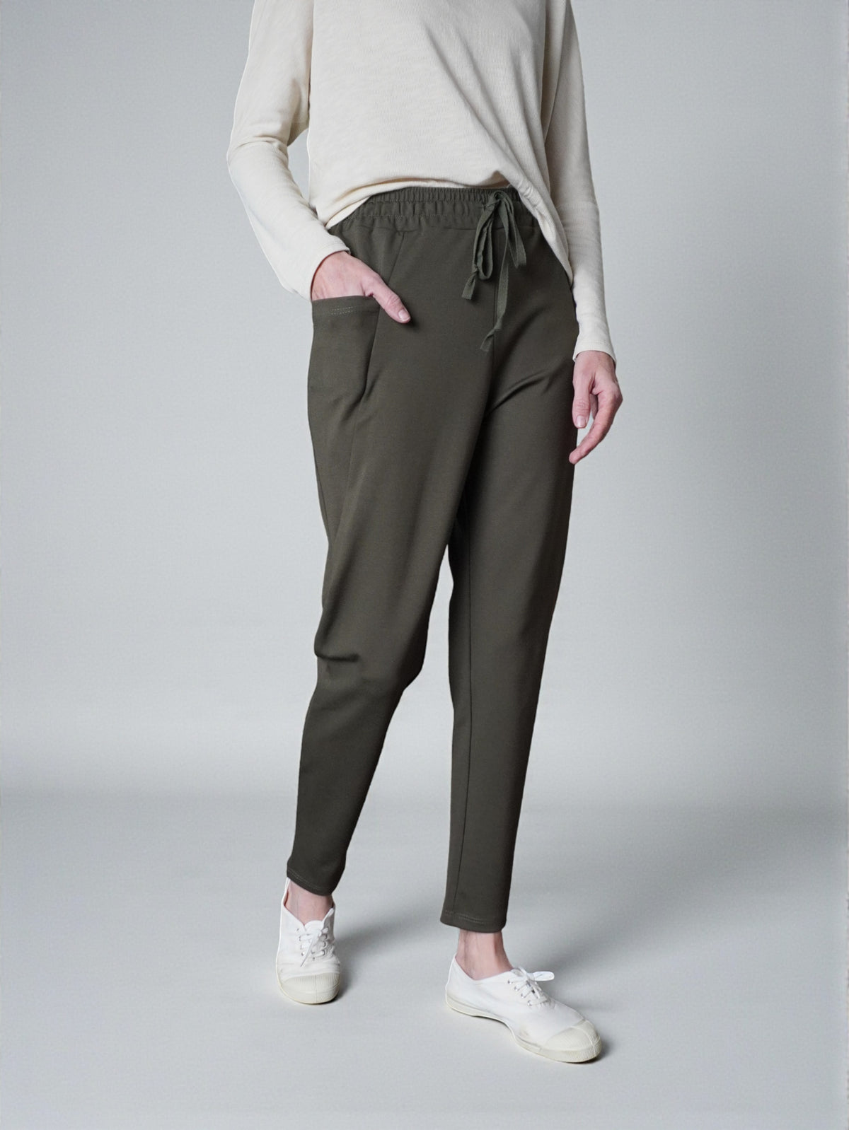 Pantaloni jogger din jerse de bumbac cu șnur, în nuanța kaki, vedere frontală, All Above Boutique