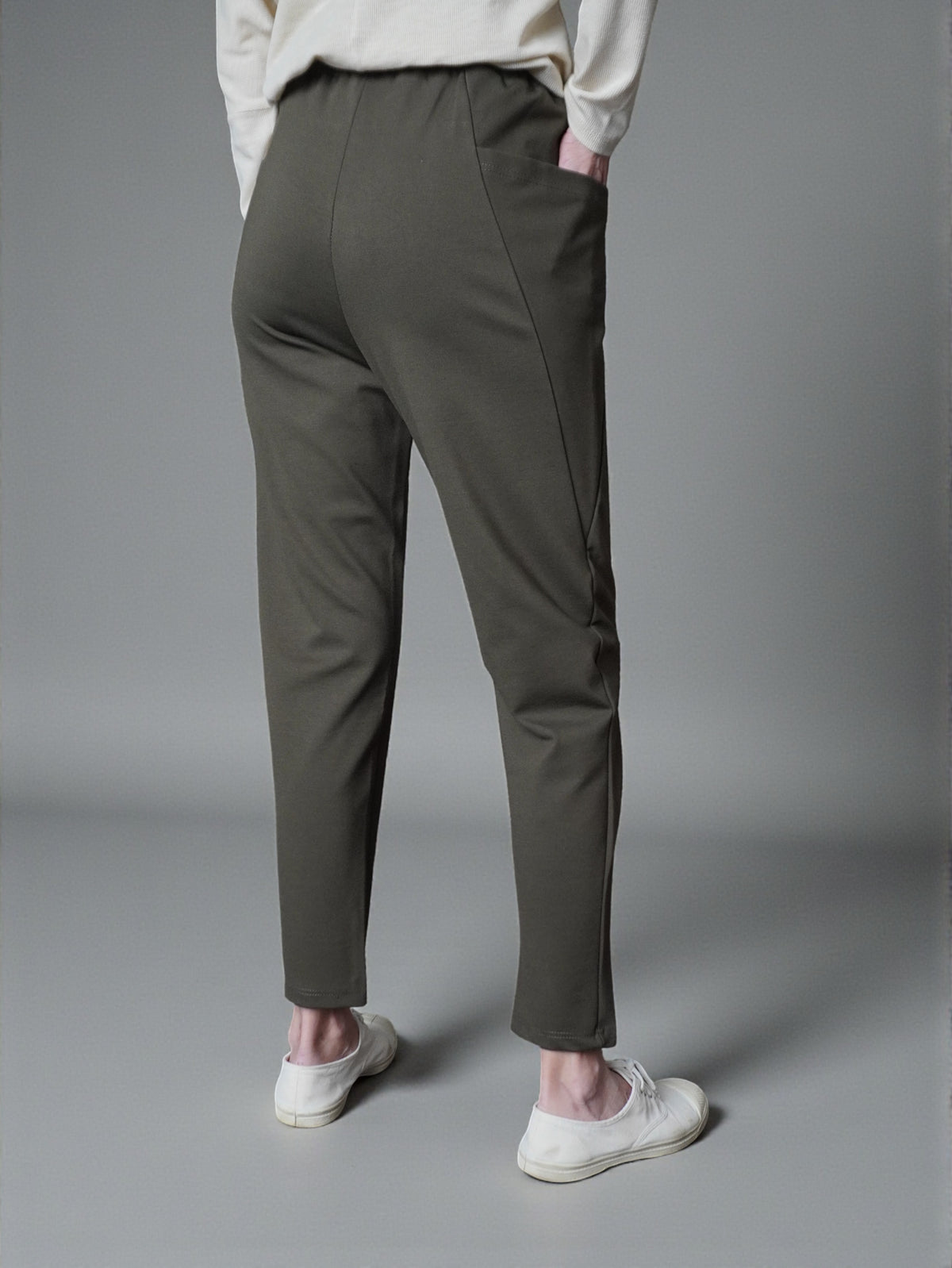 Pantaloni jogger din jerse de bumbac cu șnur, în nuanța kaki, vedere din spate, All Above Boutique