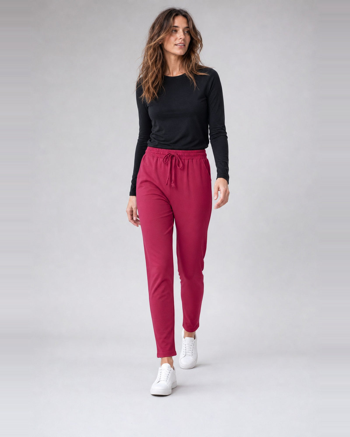 Pantaloni jogger din jerse de bumbac cu șnur, în nuanța roz închis, purtați pe model, All Above Boutique