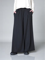 Pantaloni palazzo în dungi cu talie elastică, în nuanța neagră, purtați pe model, All Above Boutique