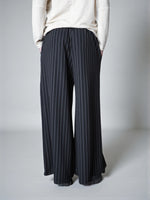 Pantaloni palazzo în dungi cu talie elastică, în nuanța neagră, purtați pe model, All Above Boutique