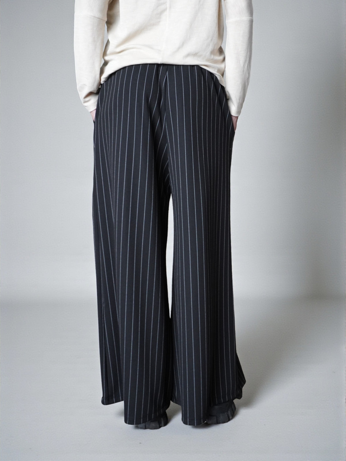 Pantaloni palazzo în dungi cu talie elastică, în nuanța neagră, purtați pe model, All Above Boutique