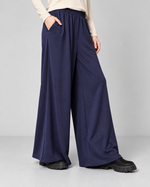Pantaloni palazzo bleumarin din jerse fluid, cu talie elastică și buzunare laterale, vedere din față - All Above Boutique