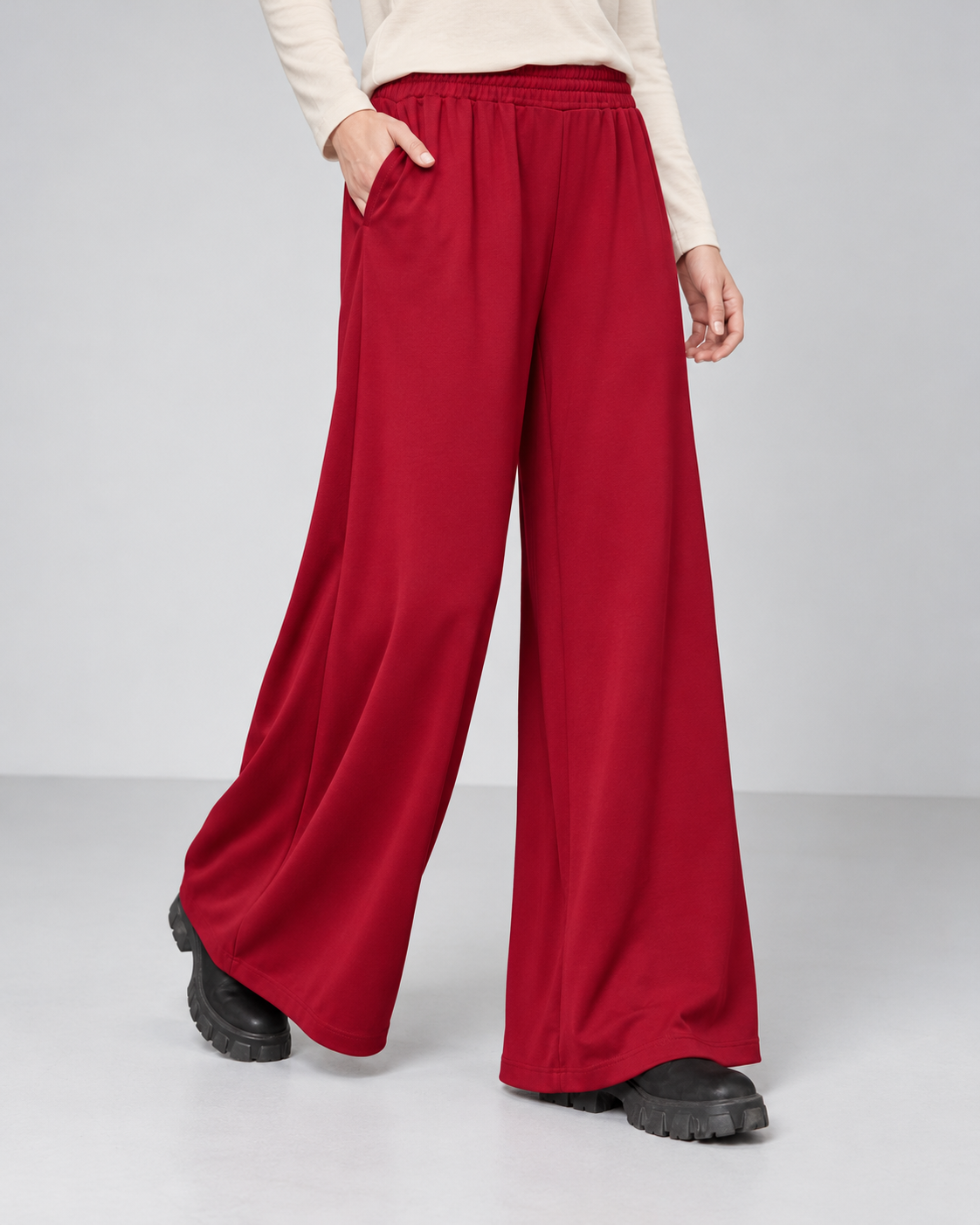 Pantaloni palazzo roșu închis din jerse fluid, cu crac larg, model în mers - All Above Boutique