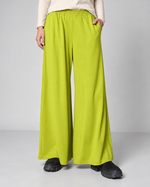 Pantaloni palazzo verde fistic din jerse fluid, cu talie elastică și crac foarte larg, purtați cu botine - All Above Boutique