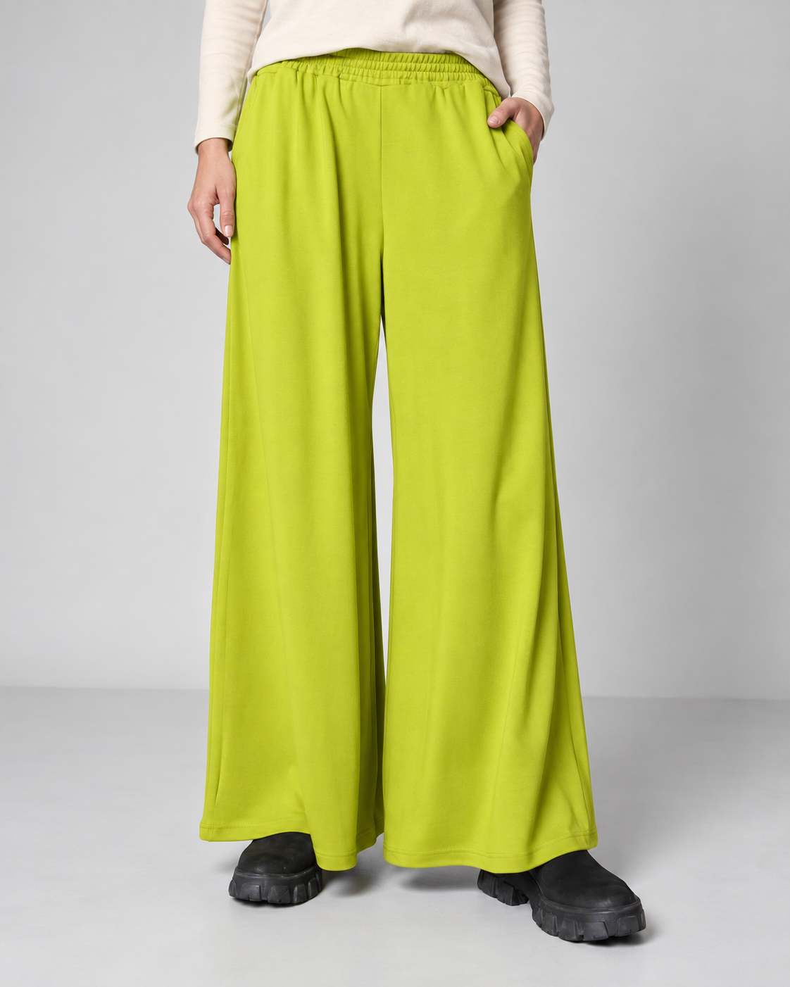 Pantaloni palazzo verde fistic din jerse fluid, cu talie elastică și crac foarte larg, purtați cu botine - All Above Boutique