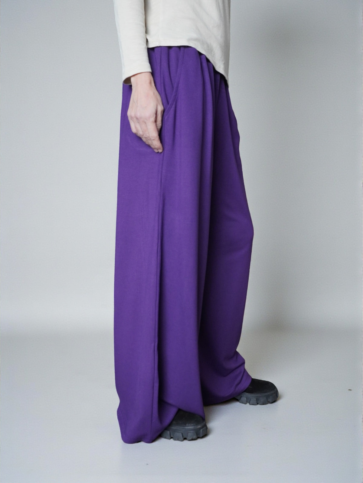 Pantaloni palazzo violet din jerse fluid, cu talie elastică și crac larg, vedere din față - All Above Boutique