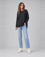 Bluză lejeră cu mânecă lungă și tiv în straturi, în nuanța negru, purtată pe model, All Above Boutique