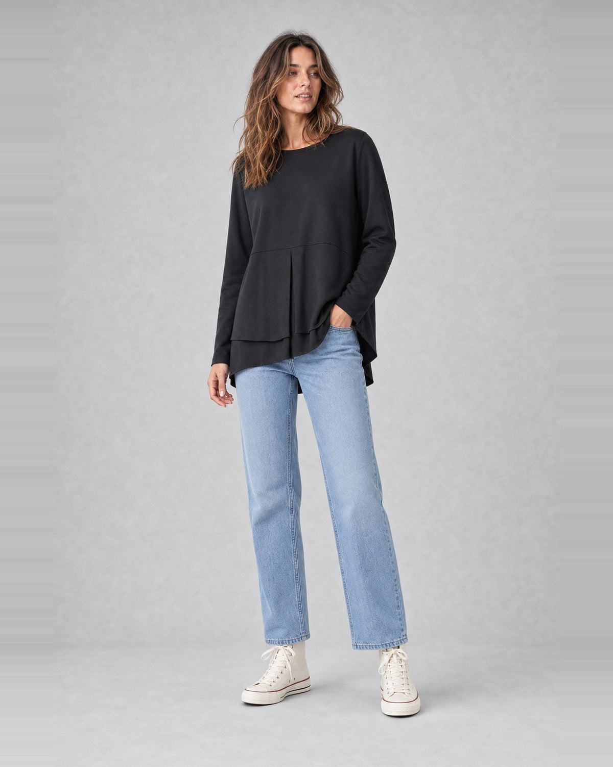 Bluză lejeră cu mânecă lungă și tiv în straturi, în nuanța negru, purtată pe model, All Above Boutique