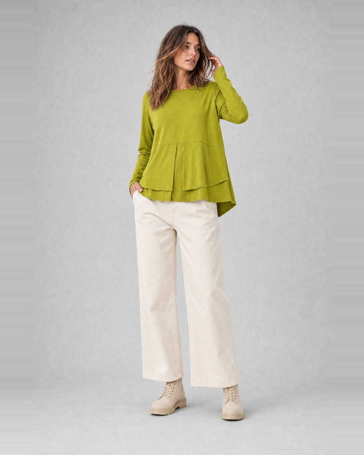 Bluză lejeră cu mânecă lungă și tiv în straturi, în nuanța verde fistic, purtată pe model, All Above Boutique