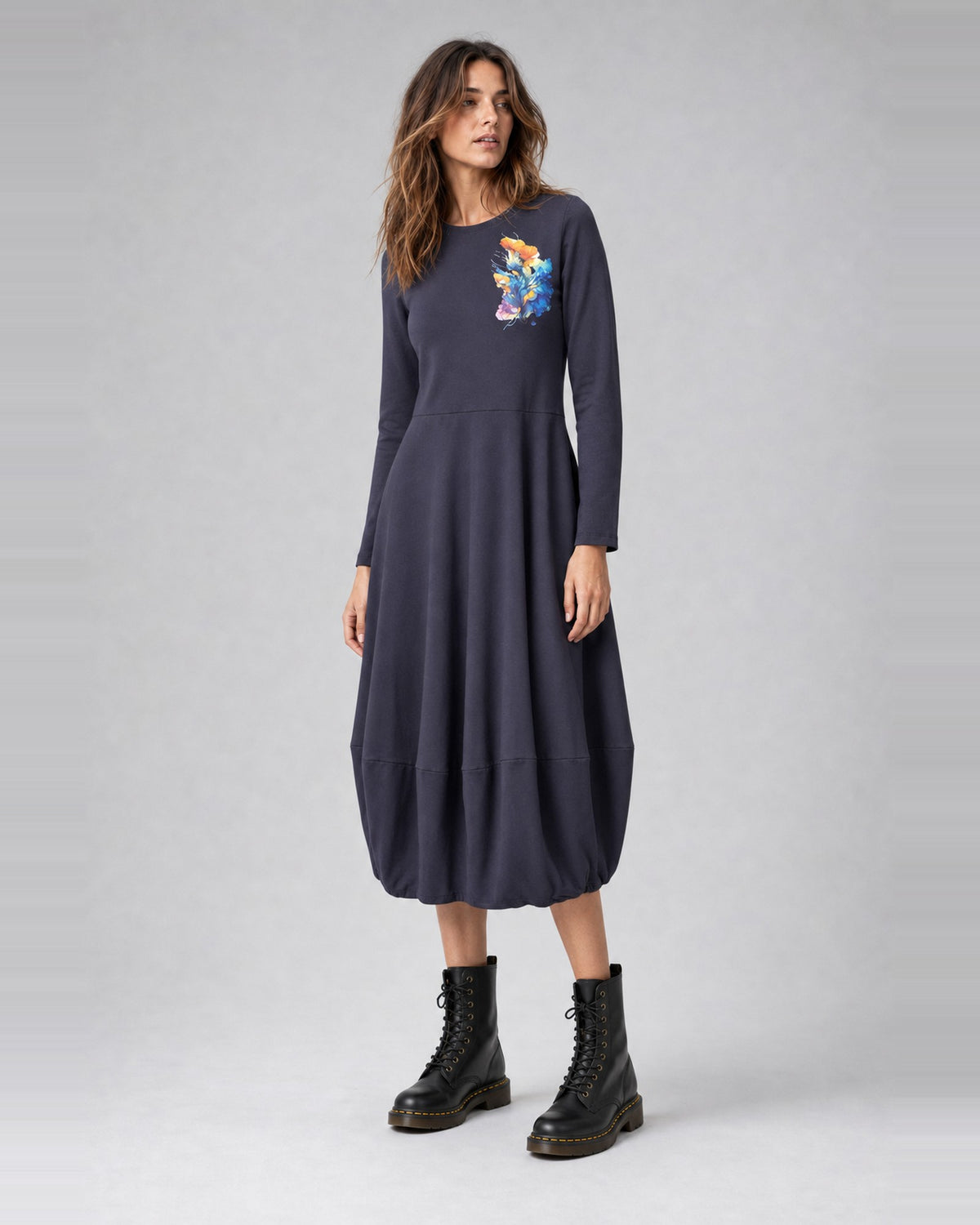 Rochie midi balon cu mânecă lungă și floare imprimată, în nuanța bleumarin, purtată pe model, All Above Boutique