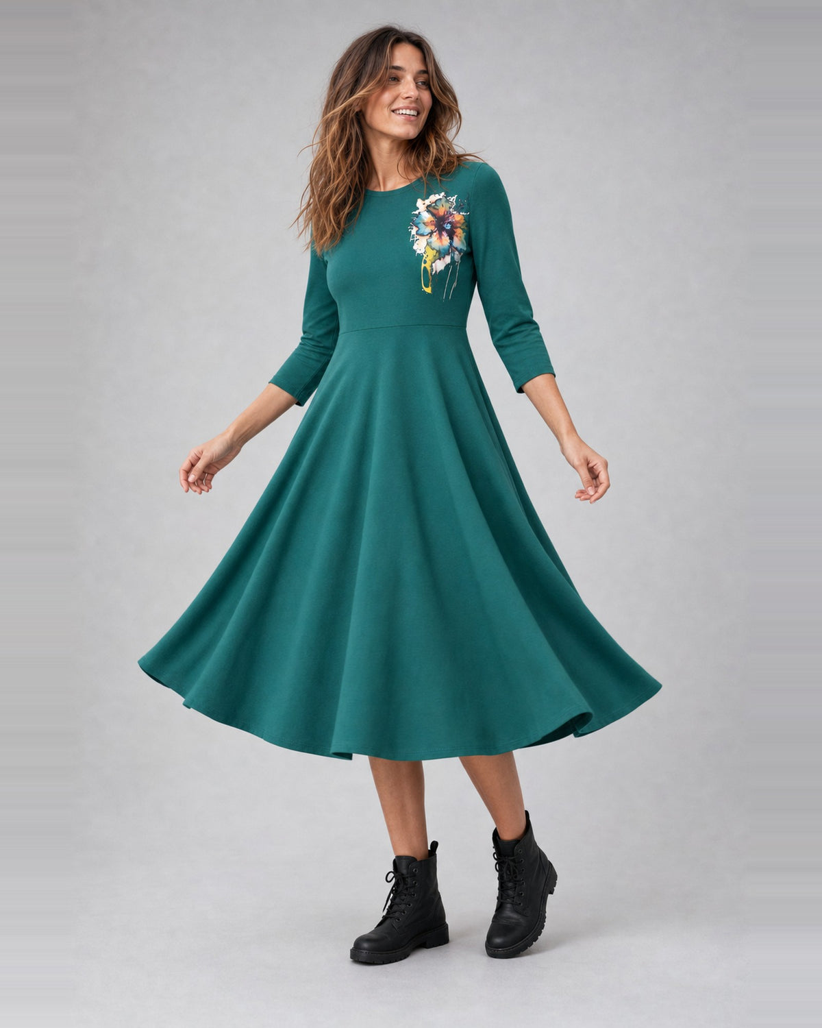 Rochie cloș cu mânecă trei sferturi și floare imprimată, în nuanța verde închis, purtată pe model, All Above Boutique