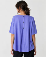 Tricou din jerse cu petice asimetrice, nuanța lila, vedere din spate, All Above Boutique.