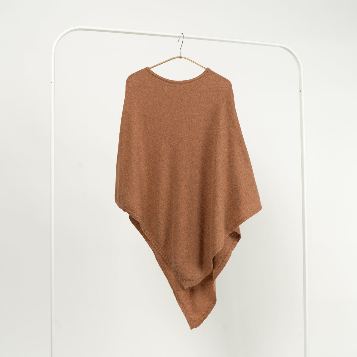Poncho asimetric camel din lână și cașmir, pe umeraș - All Above Boutique