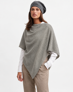 Poncho asimetric gri deschis din lână și cașmir, purtat peste o bluză albă, cu basă gri - All Above Boutique