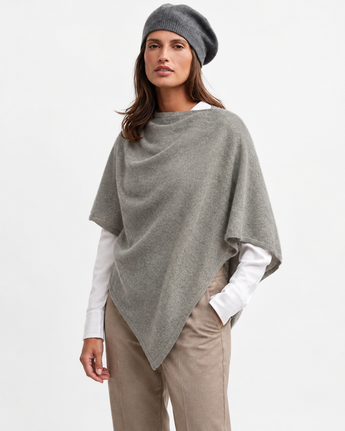 Poncho asimetric gri deschis din lână și cașmir, purtat peste o bluză albă, cu basă gri - All Above Boutique