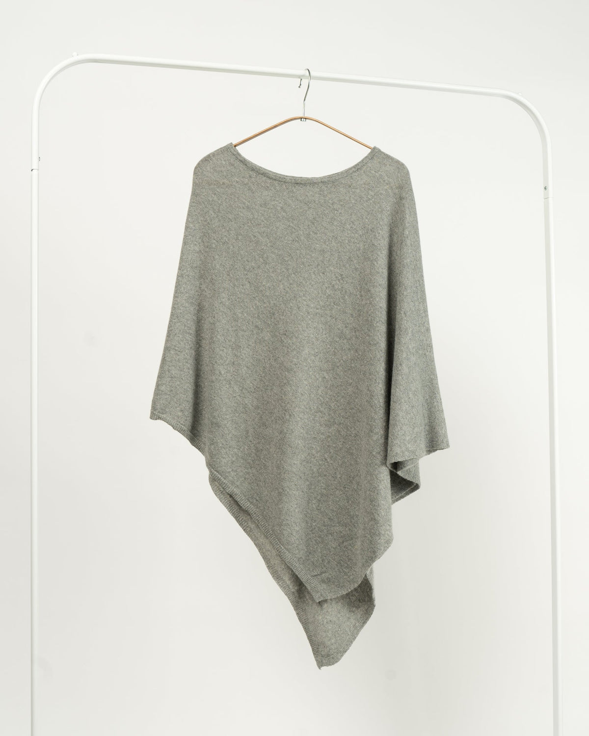 Poncho asimetric gri deschis din tricot fin cu lână și cașmir - All Above Boutique