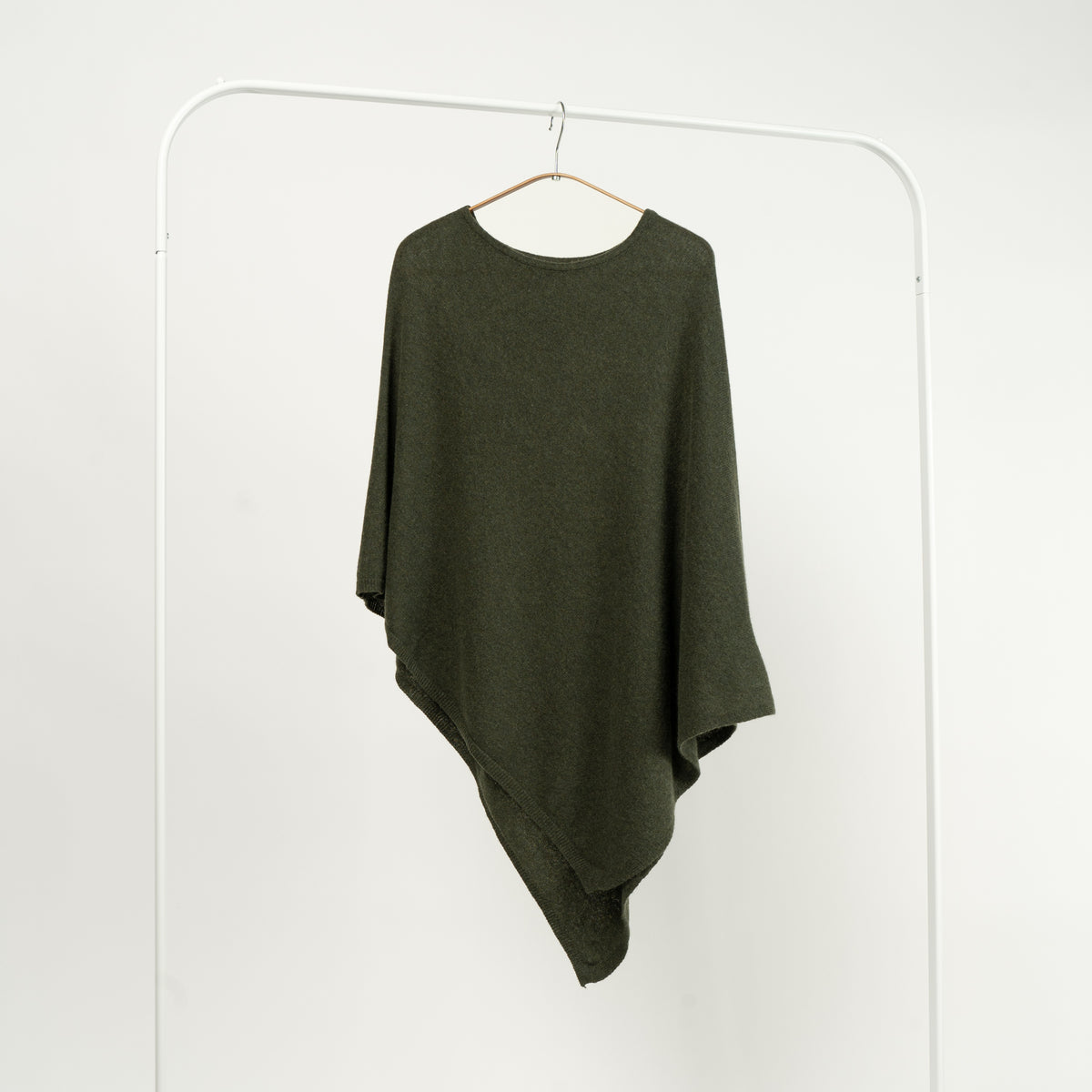 Poncho asimetric kaki din tricot fin cu cașmir - All Above Boutique
