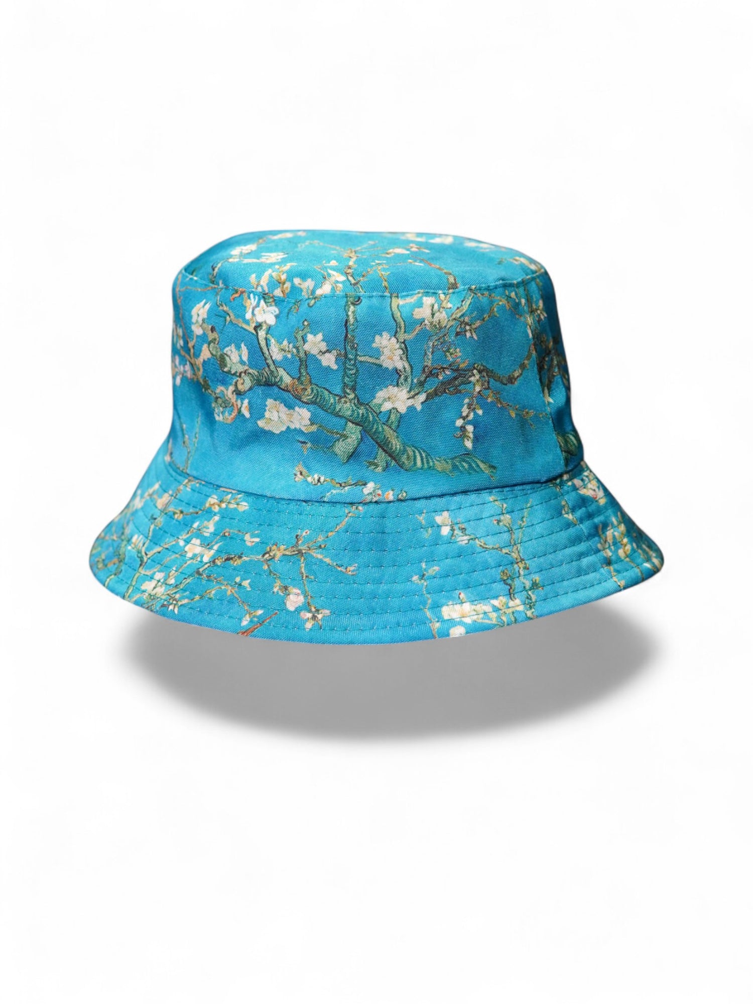 Pălărie tip bucket cu imprimeu floral pe fundal turcoaz, inspirat de pictura „Ramuri de migdal înflorit” de Van Gogh.