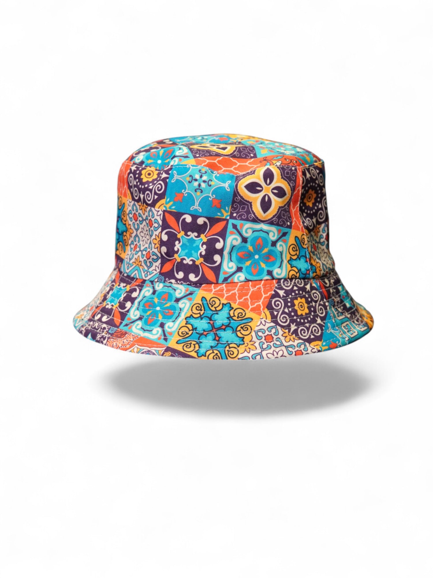 Pălărie tip bucket cu imprimeu mozaicat colorat, cu modele geometrice decorative inspirate de faianță mediteraneană.

