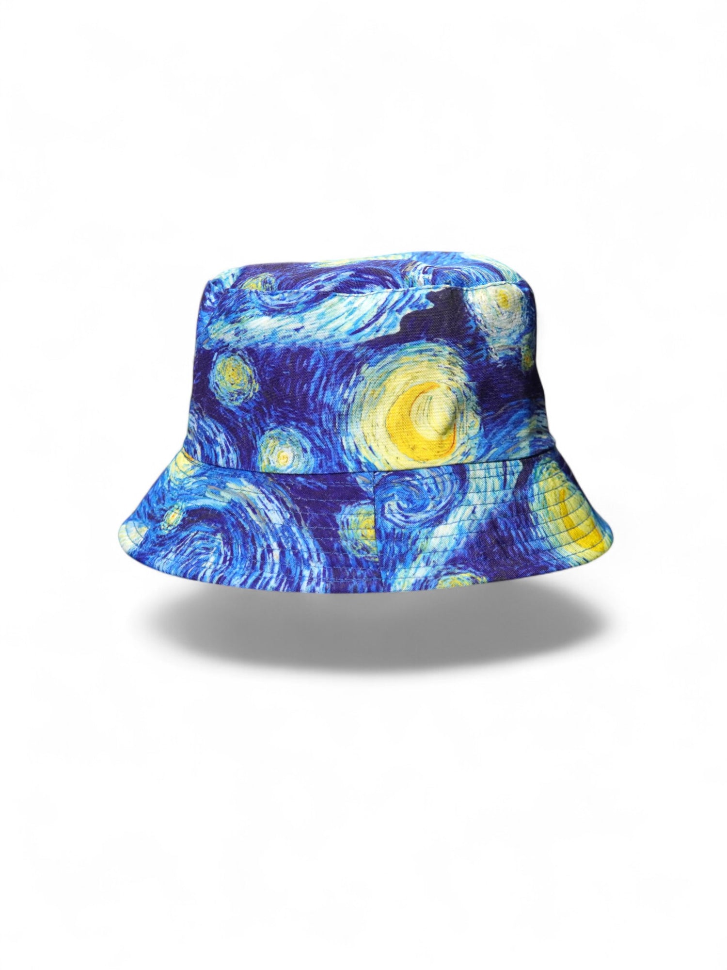 Pălărie tip bucket cu imprimeu inspirat de „Noaptea înstelată” a lui Van Gogh, în nuanțe de albastru și galben.