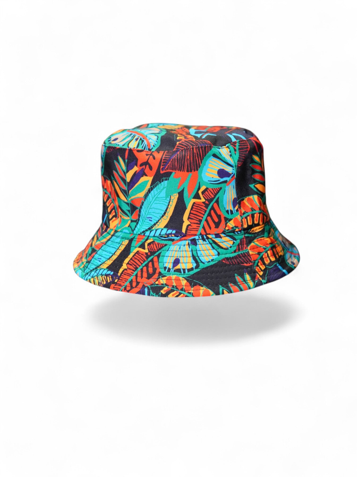Pălărie tip bucket cu imprimeu tropical multicolor, cu frunze stilizate în nuanțe intense de albastru, portocaliu și verde.