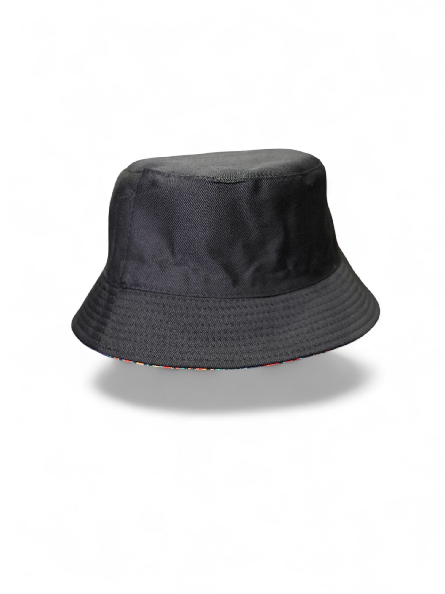 Pălărie tip bucket de culoare neagră, cu design simplu și elegant, ideală pentru ținute casual sau minimaliste.