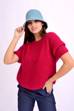 Pălărie bleumarin din lână, cu bor lejer și design inspirat din stilul clop clasic.