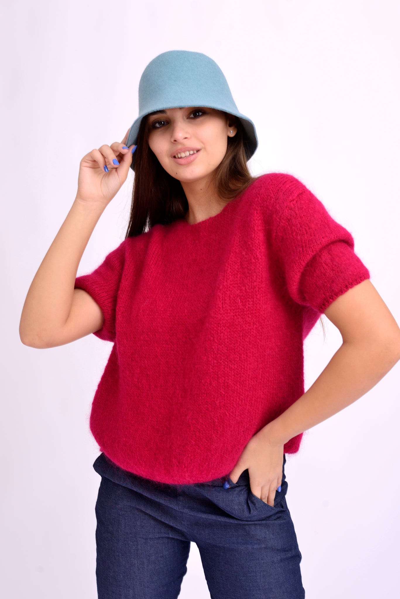 Pălărie bleumarin din lână, cu bor lejer și design inspirat din stilul clop clasic.