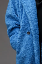 Palton boucle albastru cu un nasture, detaliu lateral