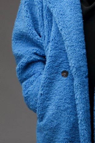 Palton boucle albastru cu un nasture, detaliu lateral