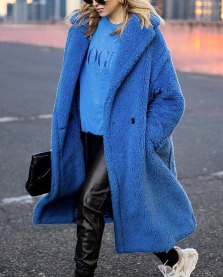 Palton albastru boucle într-o ținută de zi, combinat cu pantaloni din piele și sneakerși