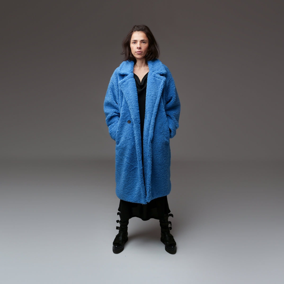 Femeie purtând palton boucle albastru electric, stil casual-elegant