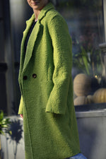 Palton midi verde boucle cu textură pufoasă, croială dreaptă și buzunare laterale, perfect pentru un look sofisticat.