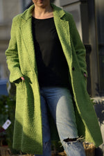Palton midi verde boucle cu revere clasice și nasturi în față, ideal pentru ținute elegante și moderne.