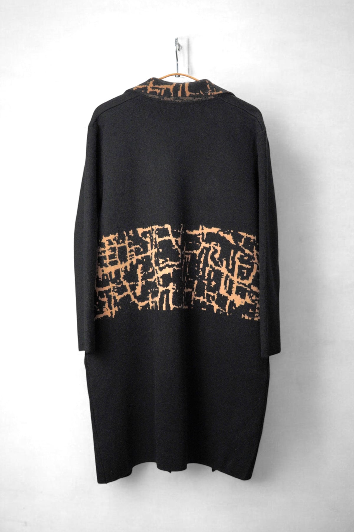 Vedere din spate a paltonului negru cu imprimeu maro, cu design elegant și detalii fine.
