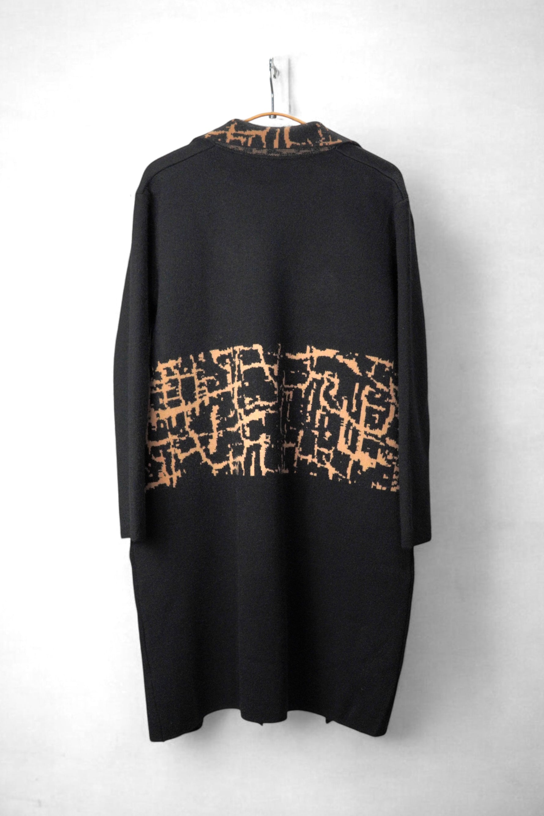 Vedere din spate a paltonului negru cu imprimeu maro, cu design elegant și detalii fine.
