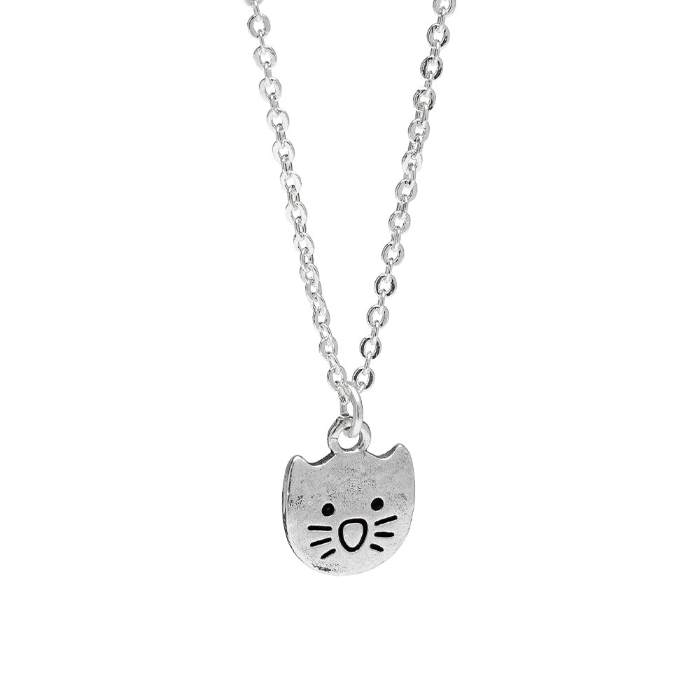 Pandantiv în formă de pisică, argintiu, pe lanț subțire, finisaj texturat.