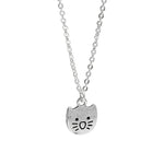 Pandantiv în formă de pisică, argintiu, pe lanț subțire, finisaj texturat.