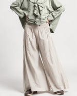 Pantaloni creponați din bumbac crem, cu talie elastică din jerse și croială wide leg — All Above Boutique.