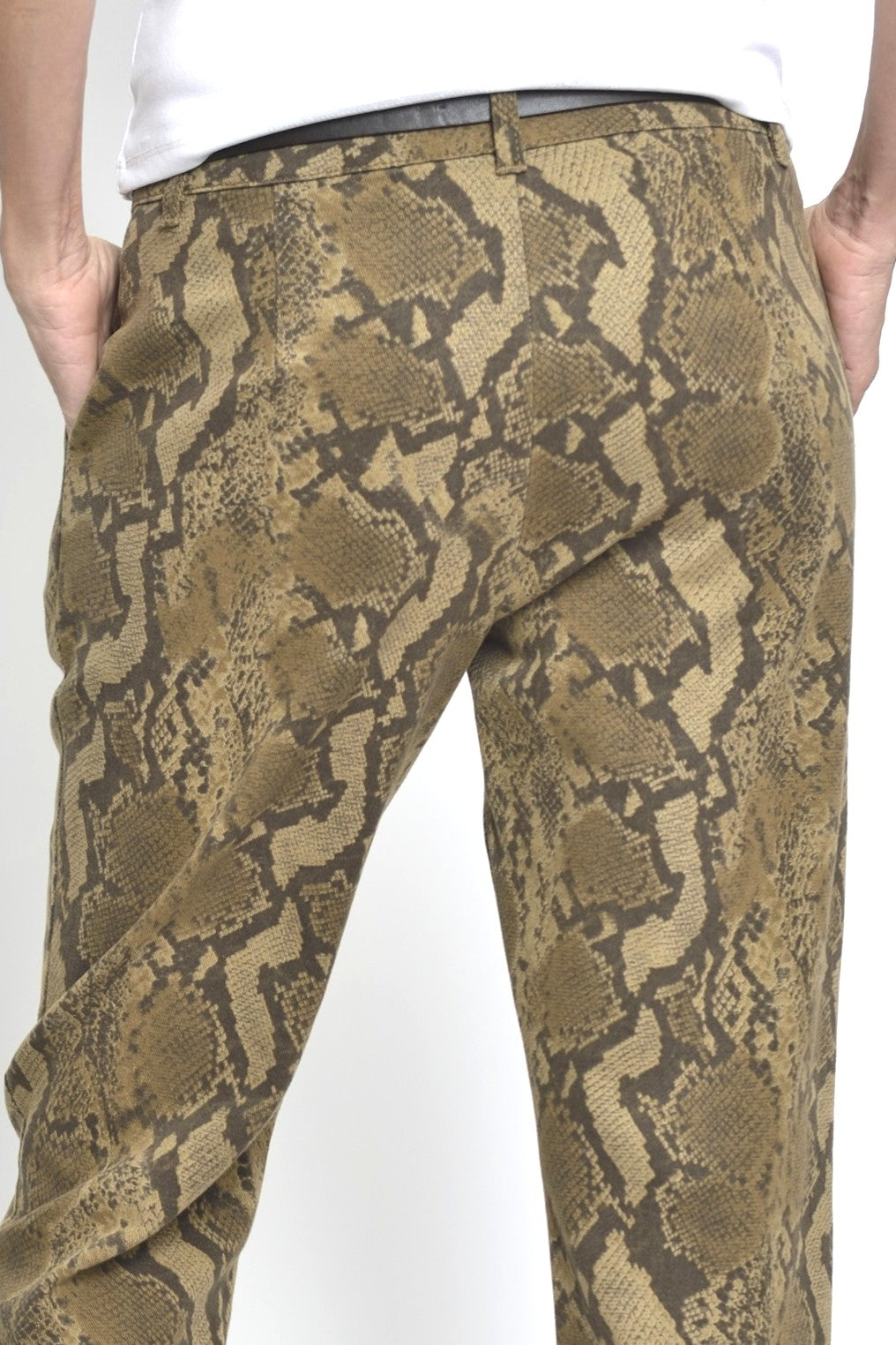Detaliu din spate al pantalonilor cu imprimeu snake, cu buzunar decorativ și betelie simplă.