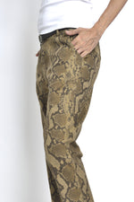 Pantaloni animal print văzuți din lateral, evidențiind croiala relaxată și textura imprimeului.