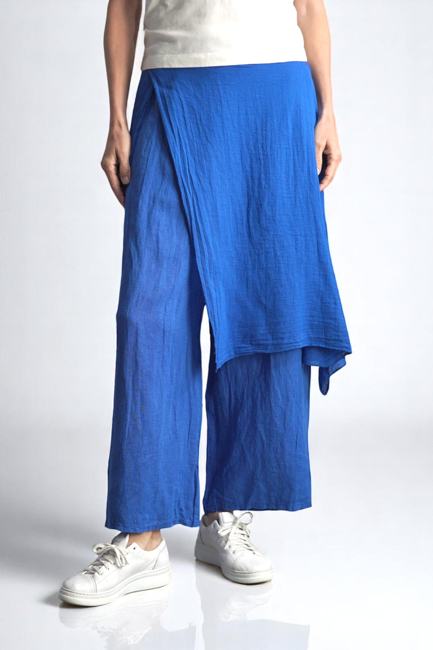 Pantaloni largi albastru intens din vâscoză, cu panou decorativ asimetric pe față.