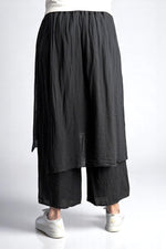 Vedere din spate a pantalonilor largi negri din vâscoză, cu design lejer și talie elastică.