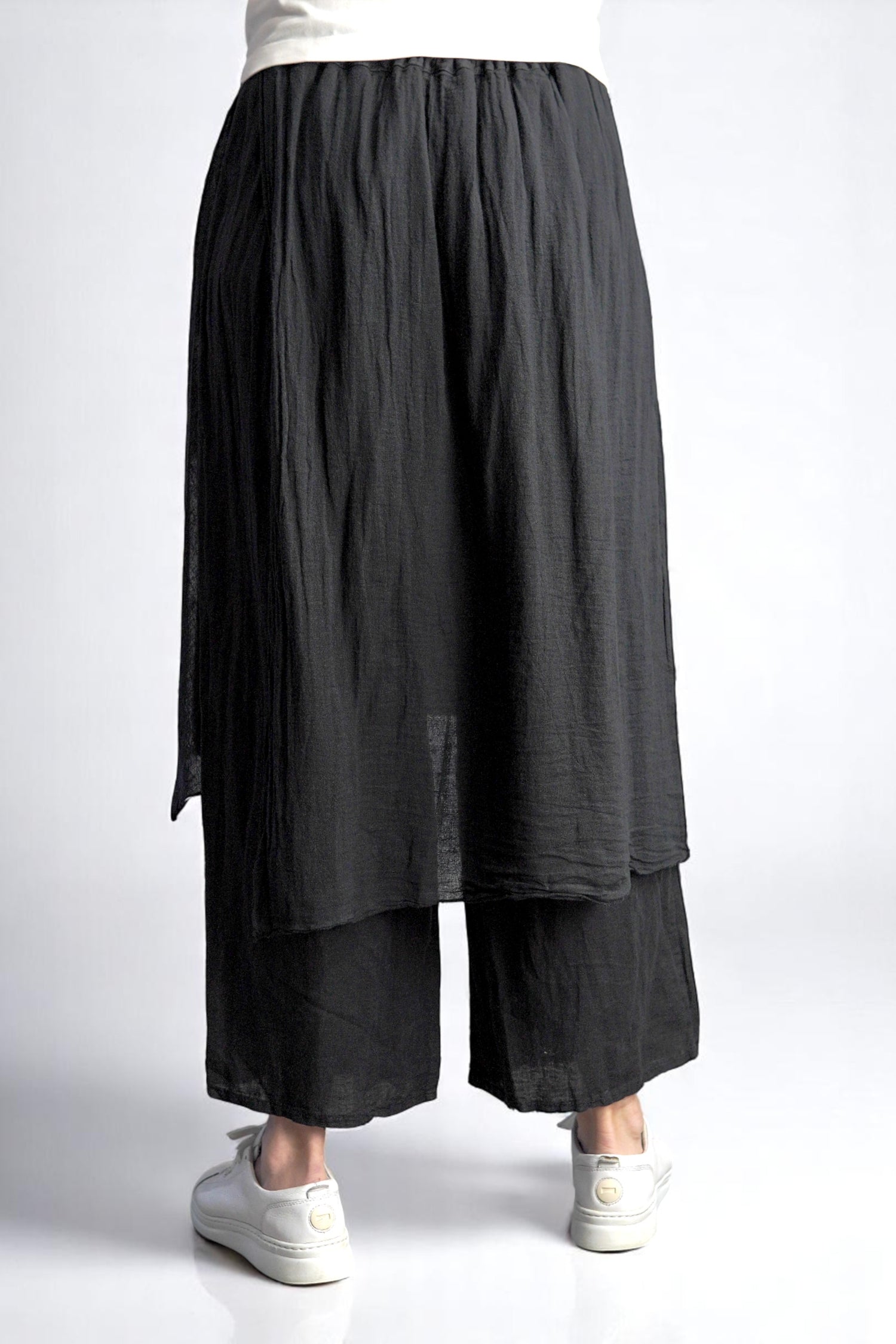 Vedere din spate a pantalonilor largi negri din vâscoză, cu design lejer și talie elastică.