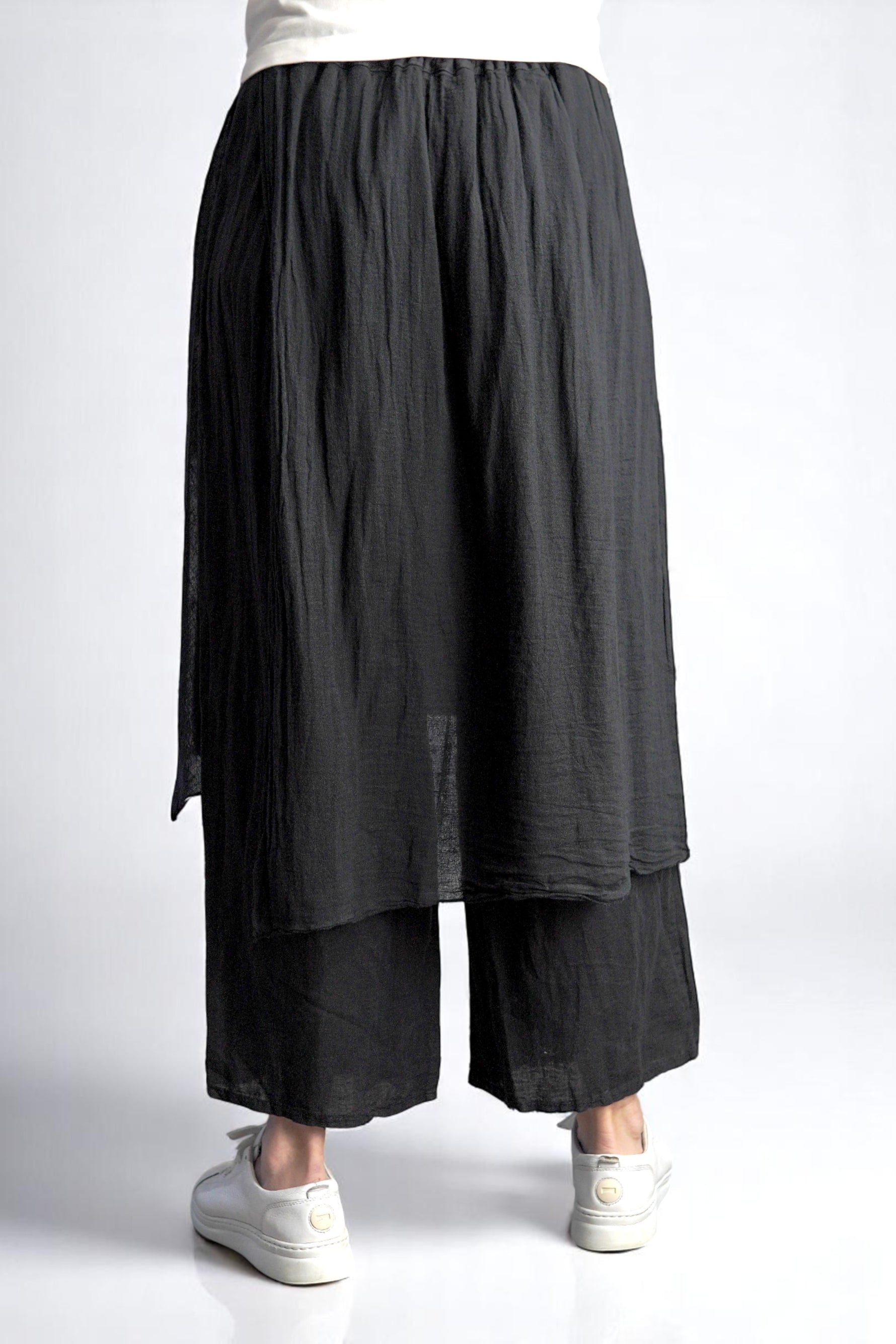 Vedere din spate a pantalonilor largi negri din vâscoză, cu design lejer și talie elastică.